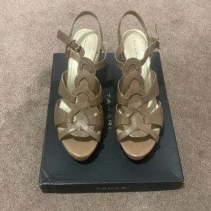 TAHARI STASHA SIZE 10M NATURAL WEDGE SANDAL